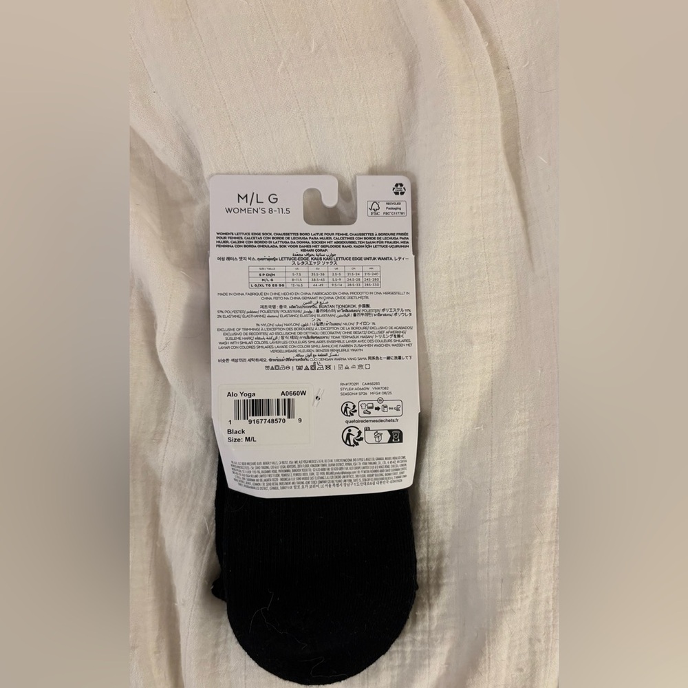 NWT Alo Yoga Black Women's Lettuce Edge Socks - M/L size 8-11, new with tags - Picture 3 of 3